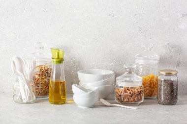 Mutfak gereçleri modern tezgahın üzerinde, mutfak gereçleri kuru malzemelerle dolu kavanozlar.