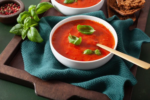 Rajčatová Paprika Vegetariánská Polévka Zeleném Pozadí — Stock fotografie