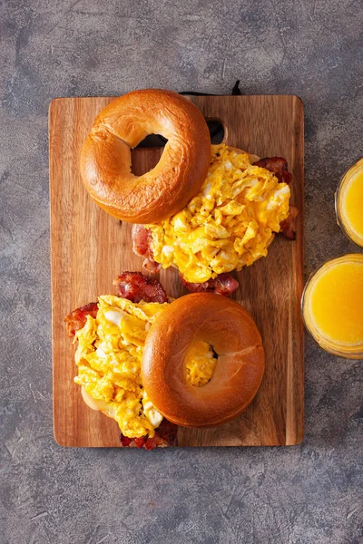 Frühstücksei Und Specksandwich Auf Bagel Mit Käse — Stockfoto