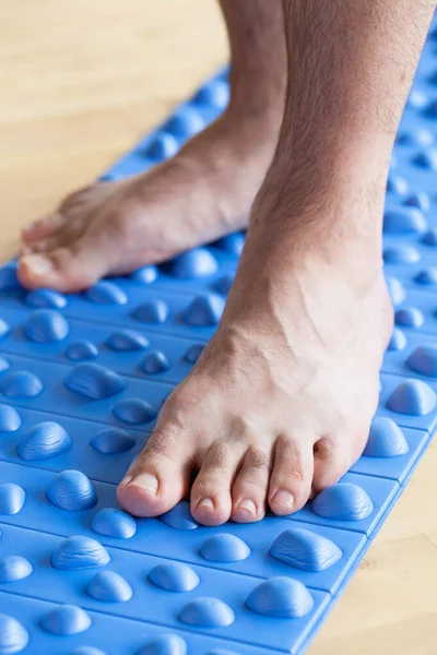 Homem Fazendo Exercícios Ginástica Correção Flatfoot Andando Tapete Massagem Casa — Fotografia de Stock