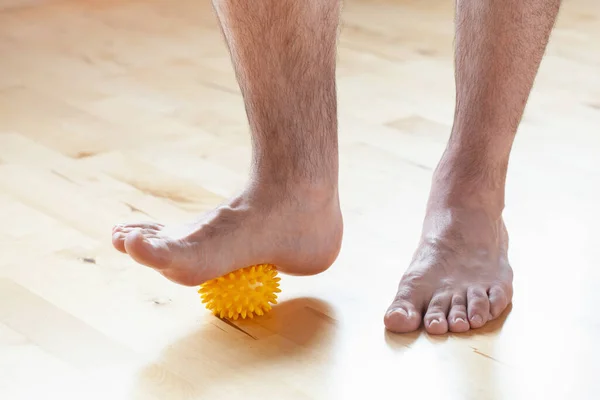 Mann Macht Plattfuß Korrekturgymnastik Mit Massageball Hause — Stockfoto