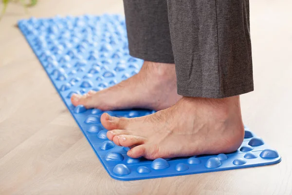 Man Gör Plattfot Korrigering Gymnastik Motion Promenader Massage Matta Hemma — Stockfoto