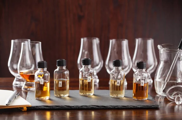 Provsmakning Flaskor Och Glas Whisky Sprit Konjak Konjak Provning Hemma — Stockfoto