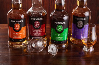 Trondheim, Norveç - 26 Mayıs 2020: Springbank tek malt viski dört şişe 10, 15, 12, 18 yıl