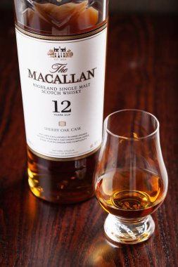 Trondheim, Norveç - Mai 19 2020: Macallan malt viski, 12 yıllık şişe ve cam viski