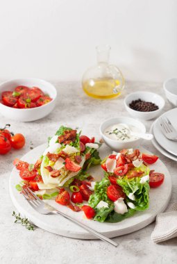 Domuz pastırmalı, parmesanlı romaine marulu ve sos. Sağlıklı Keto Paleo Diyet Yemeği