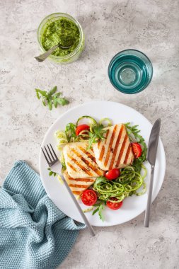 Ketogenik paleo diyeti öğle yemeği. Halloumi peyniri, roka soslu sarımsaklı kabak ve domates.