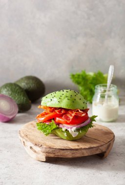 Keto paleo diyet avokado burger, pastırma, marul, domates