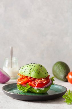 Keto paleo diyet avokado burger, pastırma, marul, domates