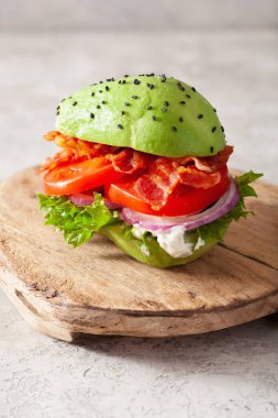 Keto paleo diyet avokado burger, pastırma, marul, domates