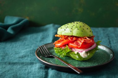 Keto paleo diyet avokado burger, pastırma, marul, domates