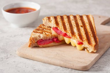 Izgara salamlı ve peynirli sandviç.