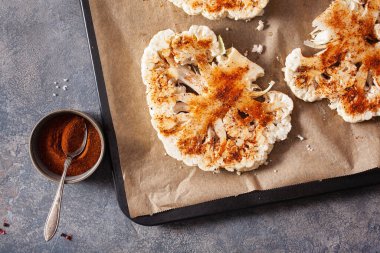 Fırında baharatlı çiğ karnabahar bifteği. bitki bazlı et yerine