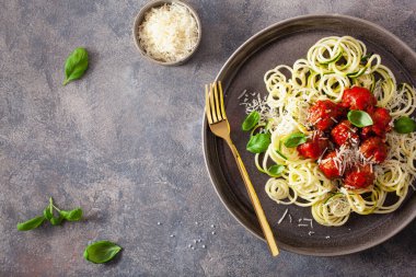 Keto paleo diyet zoodles soslu makarna köfteli ve parmesanlı makarna.