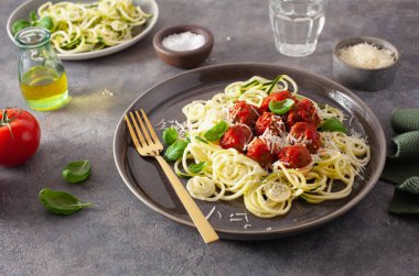 Keto paleo diyet zoodles soslu makarna köfteli ve parmesanlı makarna.