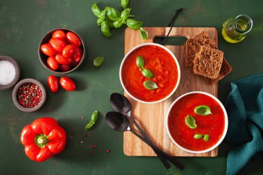 Yeşil arka planda domates ve dolmalık vejetaryen çorbası.