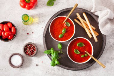 Yeşil arka planda domates ve dolmalık vejetaryen çorbası.