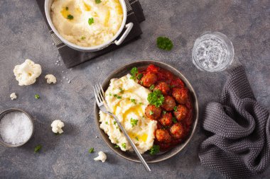 Keto Paleo diyeti öğle yemeği köfteli karnabahar ezmesi