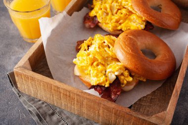 Kahvaltı yumurtası ve pastırmalı sandviç peynirli simit.