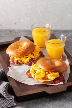 Kahvaltı yumurtası ve pastırmalı sandviç peynirli simit.