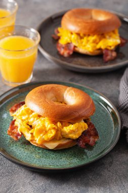Kahvaltı yumurtası ve pastırmalı sandviç peynirli simit.