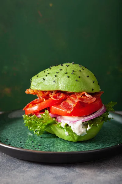 Keto paleo diyet avokado burger, pastırma, marul, domates