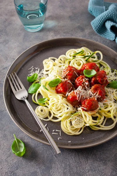 Keto paleo diyet zoodles soslu makarna köfteli ve parmesanlı makarna.