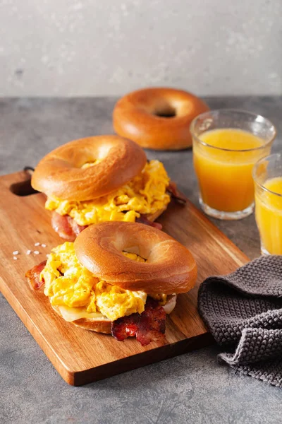 Kahvaltı yumurtası ve pastırmalı sandviç peynirli simit.