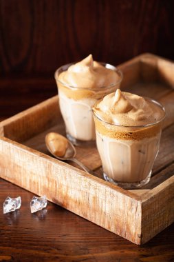 Bardakta dalgona kahvesi. Şekerli ve sıcak suyla çırpılmış modaya uygun kahve