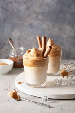 Bardakta dalgona kahvesi. Şekerli ve sıcak suyla çırpılmış modaya uygun kahve