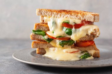 Izgara peynirli ıspanak ve domatesli sandviç.