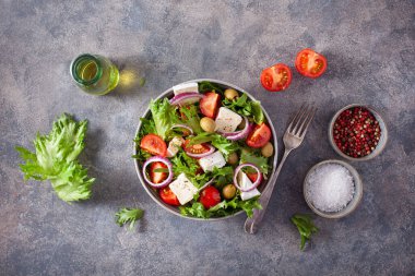 Brie peynirli domates salatası zeytin soğanlı marul