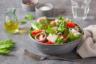 Brie peynirli domates salatası zeytin soğanlı marul