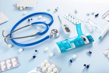 İlaç kutusu steteskop şırınga kapsülü ilacı. Grip virüsü için tıbbi tedavi