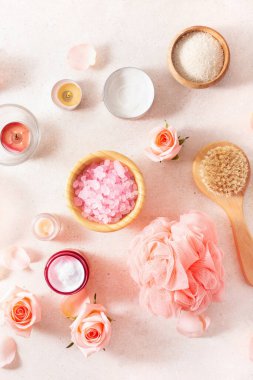 Cilt bakım ürünleri ve gül çiçekleri. Ev spa tedavisi için doğal kozmetik ürünleri