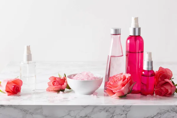 Bottiglie Crema Pelle Siero Medico Fiori Rosa Cosmetico Naturale Biologico — Foto Stock