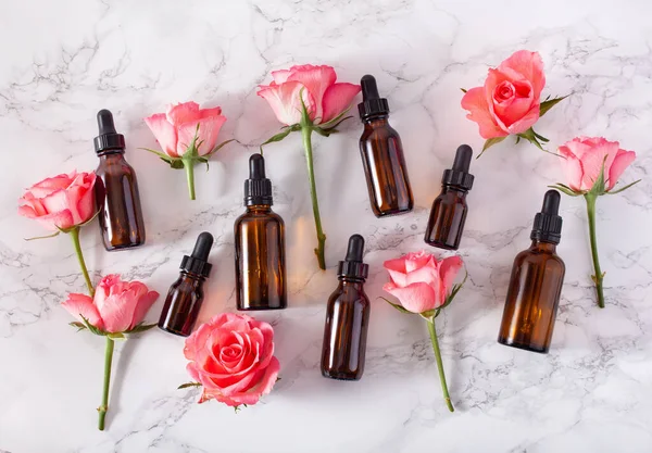 Illóolajok Palackozva Rózsa Virágok Alternatív Gyógyászat Spa Aromaterápia — Stock Fotó