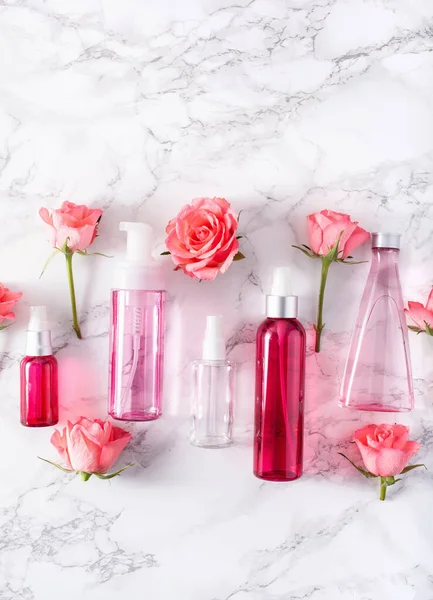 Botellas Loción Para Cuidado Piel Suero Rosas Medicinales Flores Cosmética — Foto de Stock