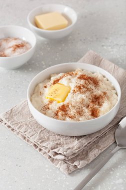 Tereyağlı tarçınlı puding. Fransız riz au lait, Norveç risgrot, geleneksel kahvaltı tatlısı.