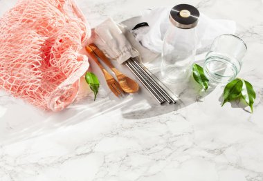 sıfır atık çevre dostu kavram. Yeniden kullanılabilir pamuk torbası, paslanmaz çelik içki masası, cam kavanoz, ahşap çatal bıçak takımı.