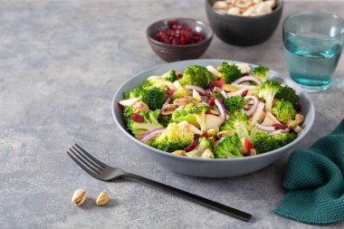 Elmalı soğanlı kurutulmuş kızılcık fıstıklı brokoli salatası. Vegan düşük karbonhidrat diyeti