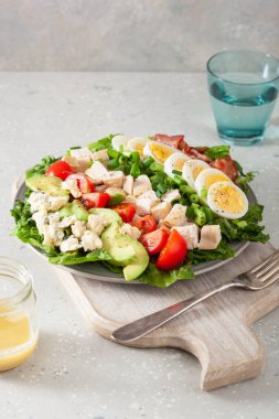 Yumurtalı avokado tavuklu sağlıklı Amerikan Cobb salatası. Yürekli keto düşük karbonhidrat diyeti