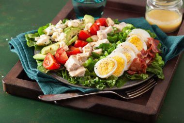 Yumurtalı avokado tavuklu sağlıklı Amerikan Cobb salatası. Yürekli keto düşük karbonhidrat diyeti
