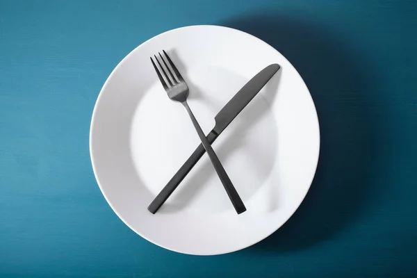 Koncepcja Sporadycznego Postu Diety Ketogennej Odchudzania Widelec Nóż Płycie — Zdjęcie stockowe