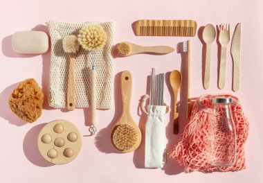 sıfır atık çevre dostu temizlik mutfak banyo konsepti. Tahta fırçalar, saman içmek, pamuk torbaları.