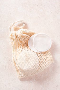 sıfır atık çevre dostu hijyen tuvalet konsepti. Torbada tekrar kullanılabilir pamuk pedleri, makyaj temizleme