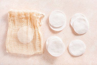 sıfır atık çevre dostu hijyen tuvalet konsepti. Torbada tekrar kullanılabilir pamuk pedleri, makyaj temizleme