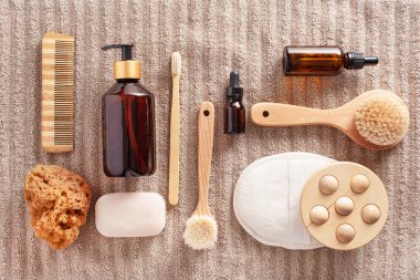 sıfır atık çevre dostu hijyen tuvalet konsepti. ahşap diş fırçası sabun fırçası kozmetik