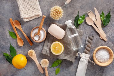 sıfır atık çevre dostu mutfak konsepti. Tahta fırçalar, limon, kabartma tozu, sirke, saman içmek.