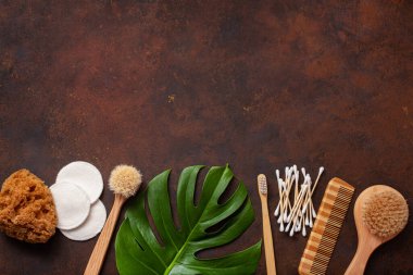 sıfır atık çevre dostu hijyen tuvalet konsepti. ahşap diş fırçası yeniden kullanılabilir pedler ahşap tomurcuklar fırça